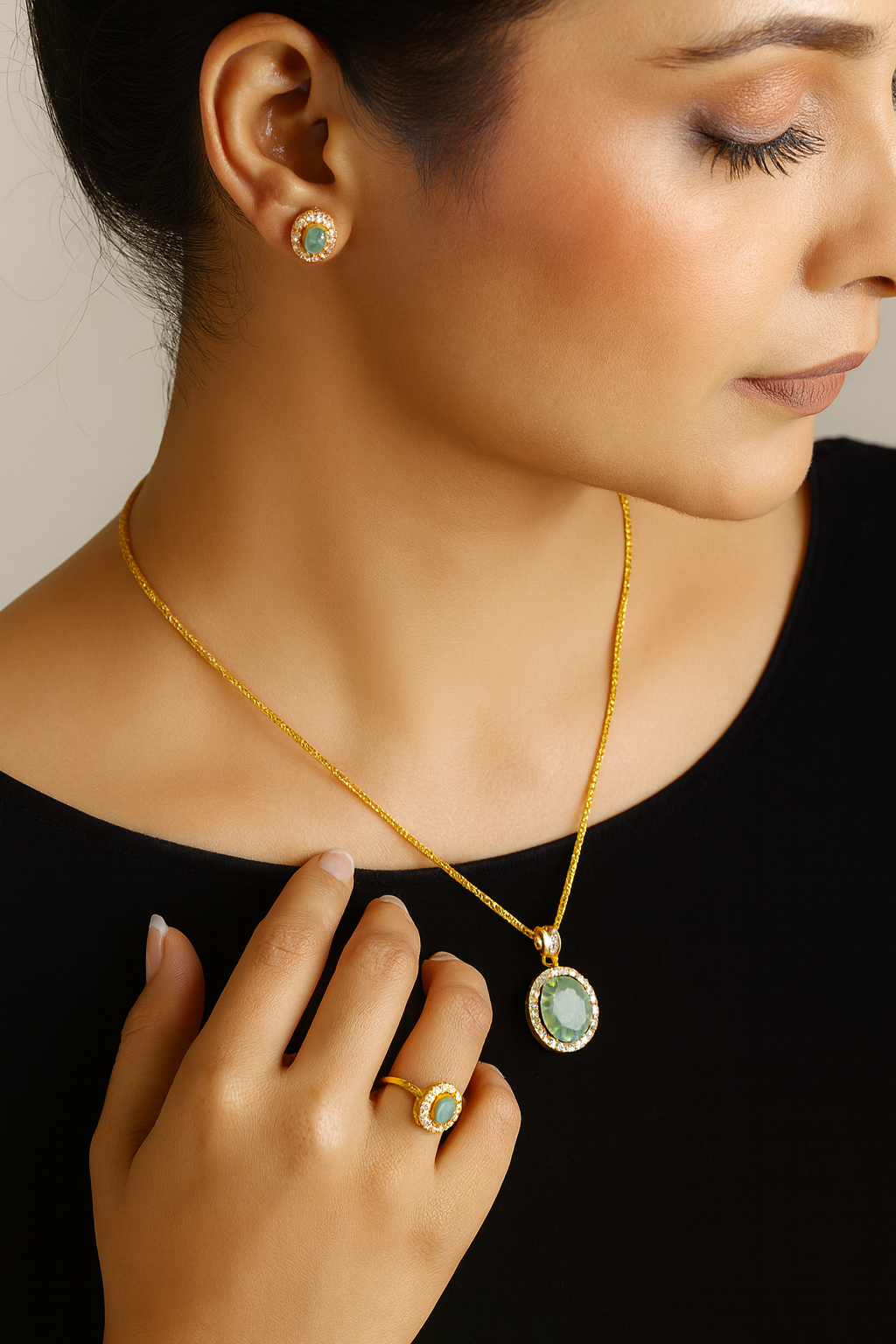 Emeraude Halo -Emerald Pendant Set