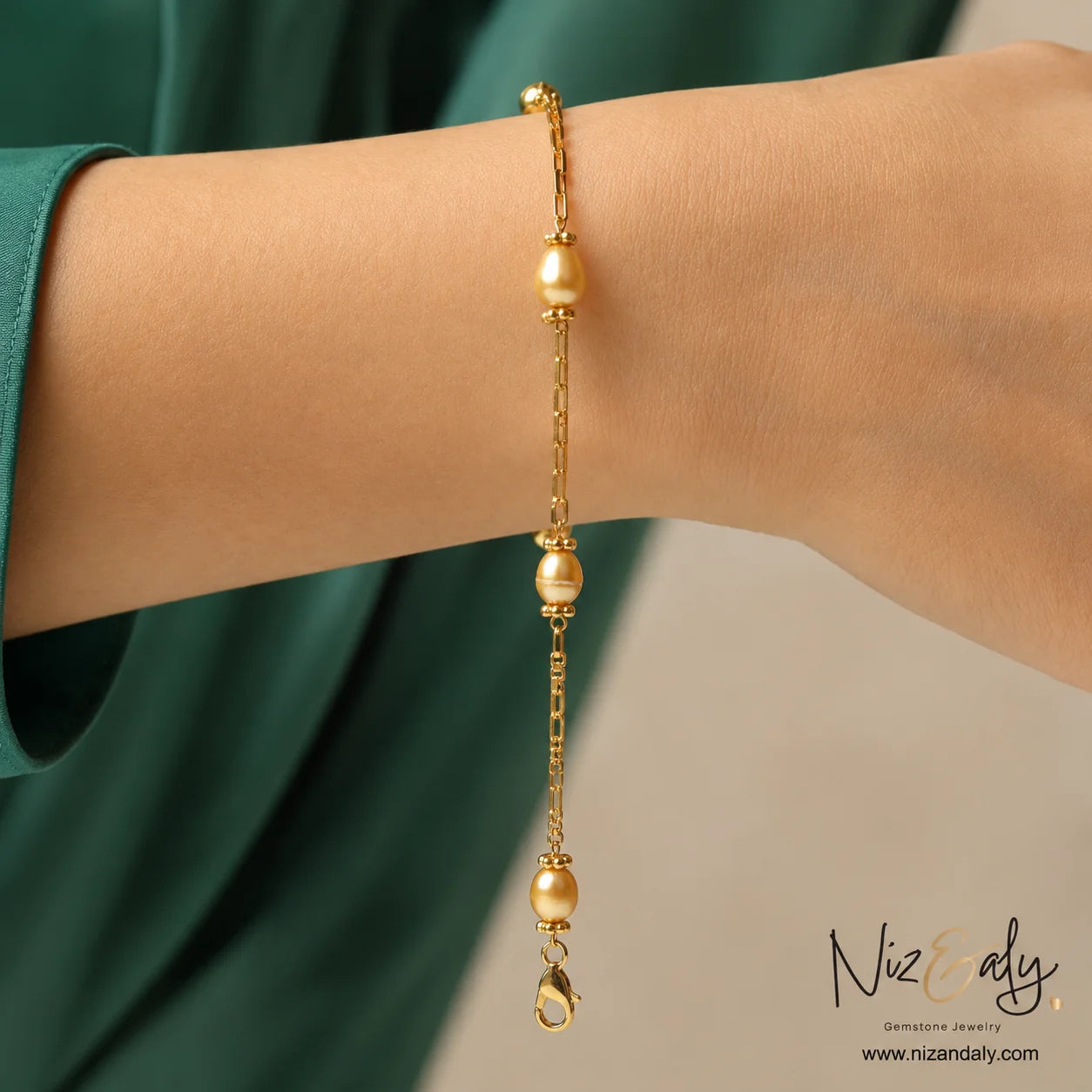 Dainty gold pearl bracelet for women with freshwater pearls