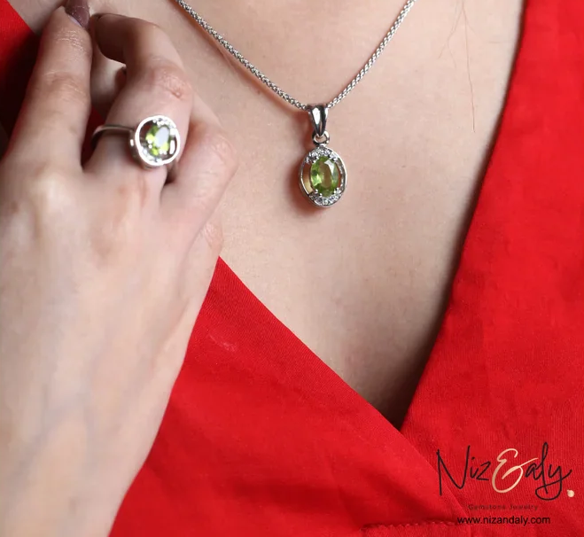 The Ultimate Guide to Gemstone Rings: Meaning, Craftsmanship & How to Choose the Perfect One