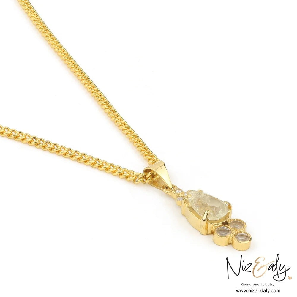 Niz & Aly gold-plated 925 silver necklace featuring a pear-cut clear quartz pendant on a delicate curb chain.