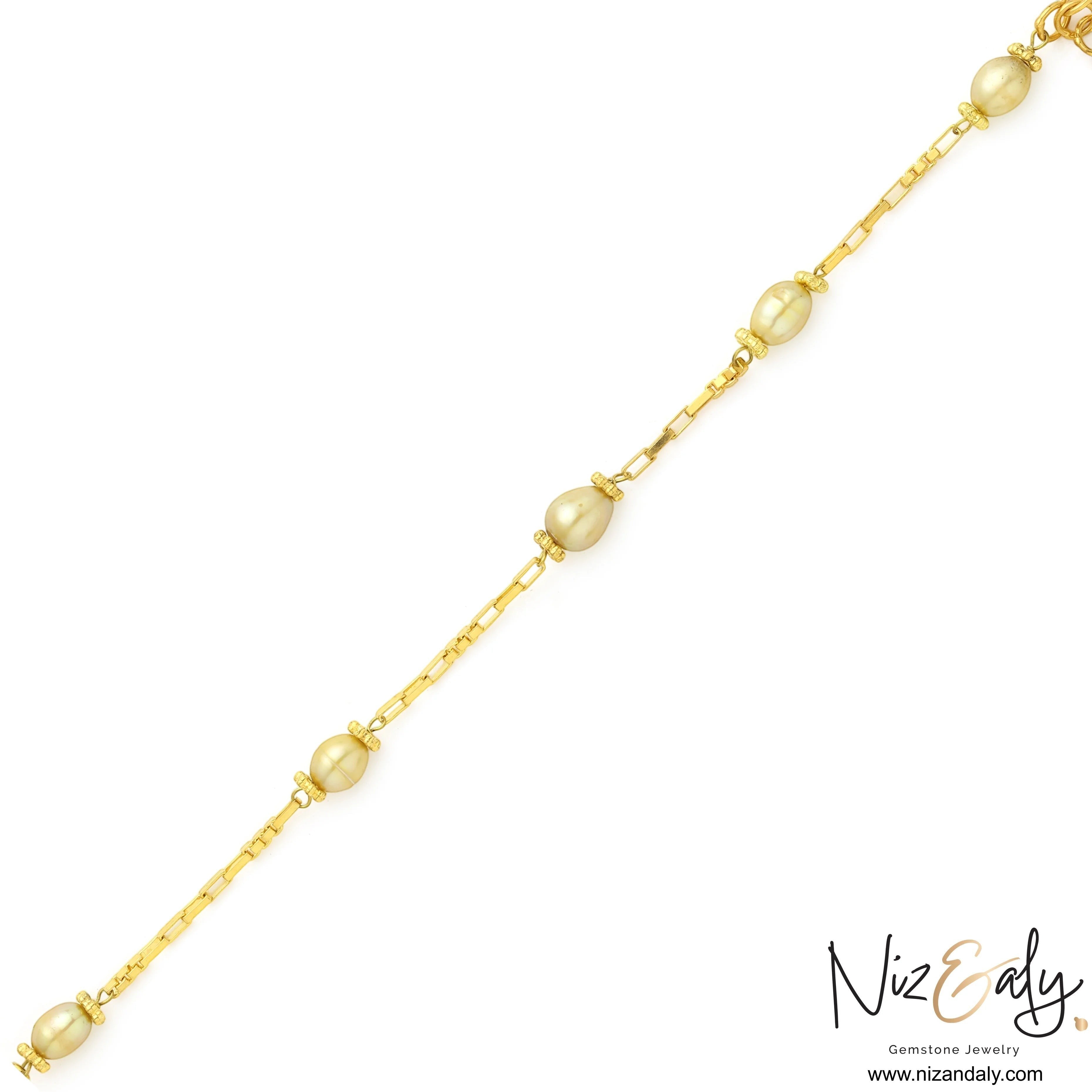 Niz & Aly minimalist gold-plated sterling silver bracelet featuring freshwater pearls and rectangular chain links.