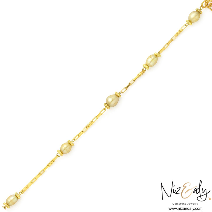 Niz & Aly minimalist gold-plated sterling silver bracelet featuring freshwater pearls and rectangular chain links.