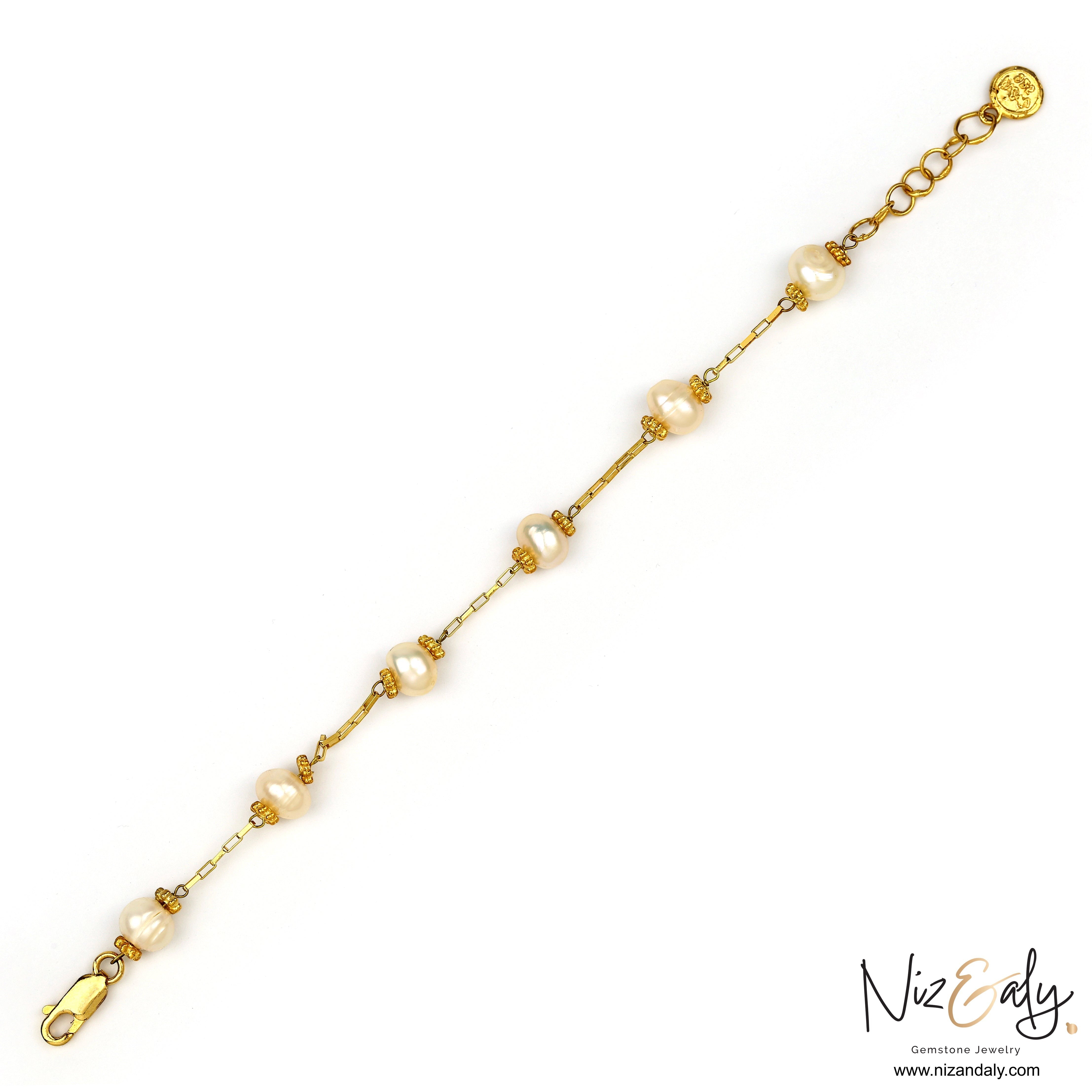 Niz & Aly gold-plated 925 sterling silver bracelet featuring luminous 7mm white freshwater pearls on a delicate chain.