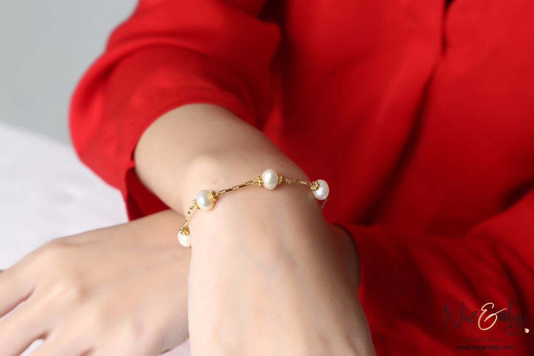 Niz & Aly gold-plated 925 sterling silver bracelet featuring luminous 7mm freshwater pearls on a delicate chain