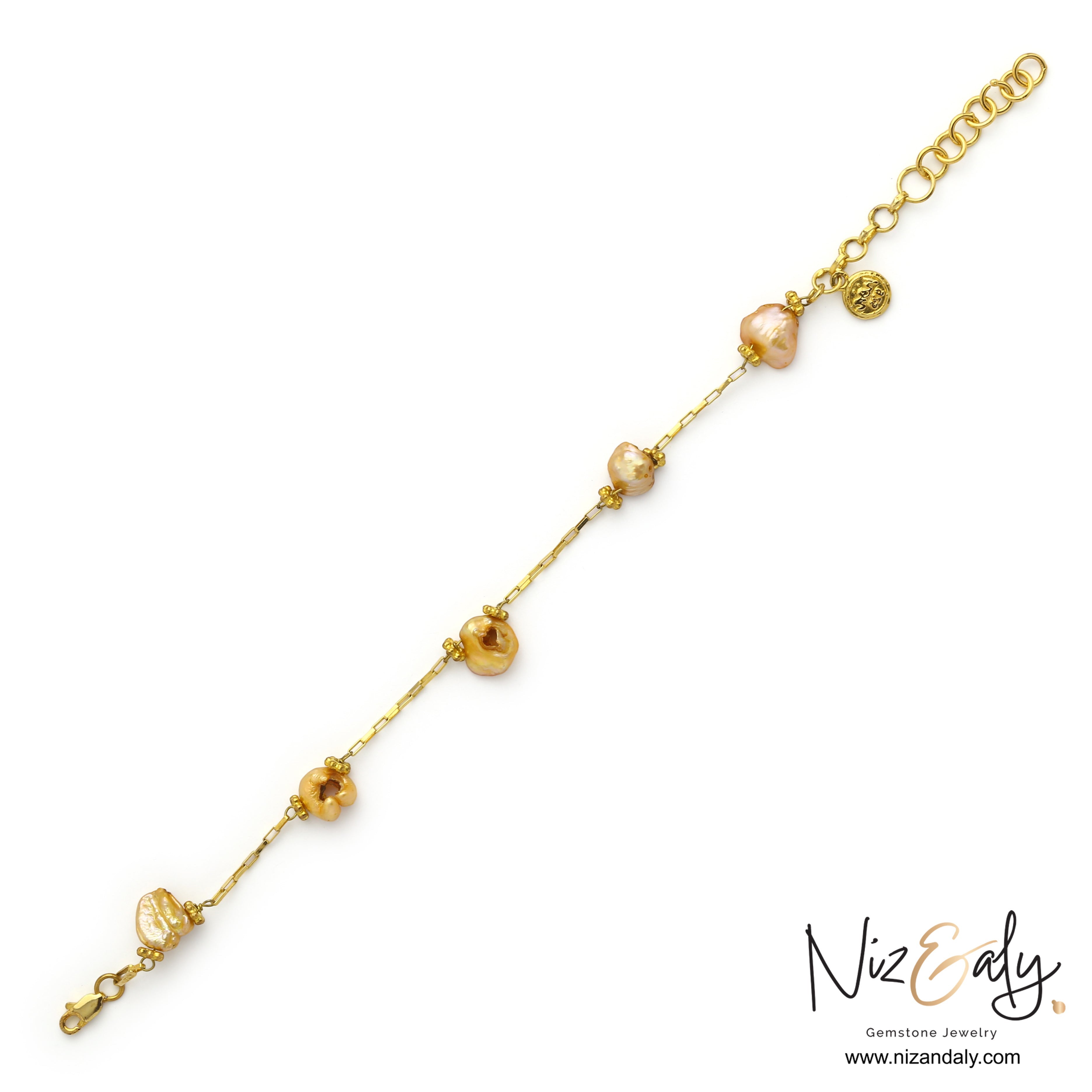 Niz & Aly golden freshwater pearl bracelet with irregular pearls on a 925 sterling silver gold-plated chain