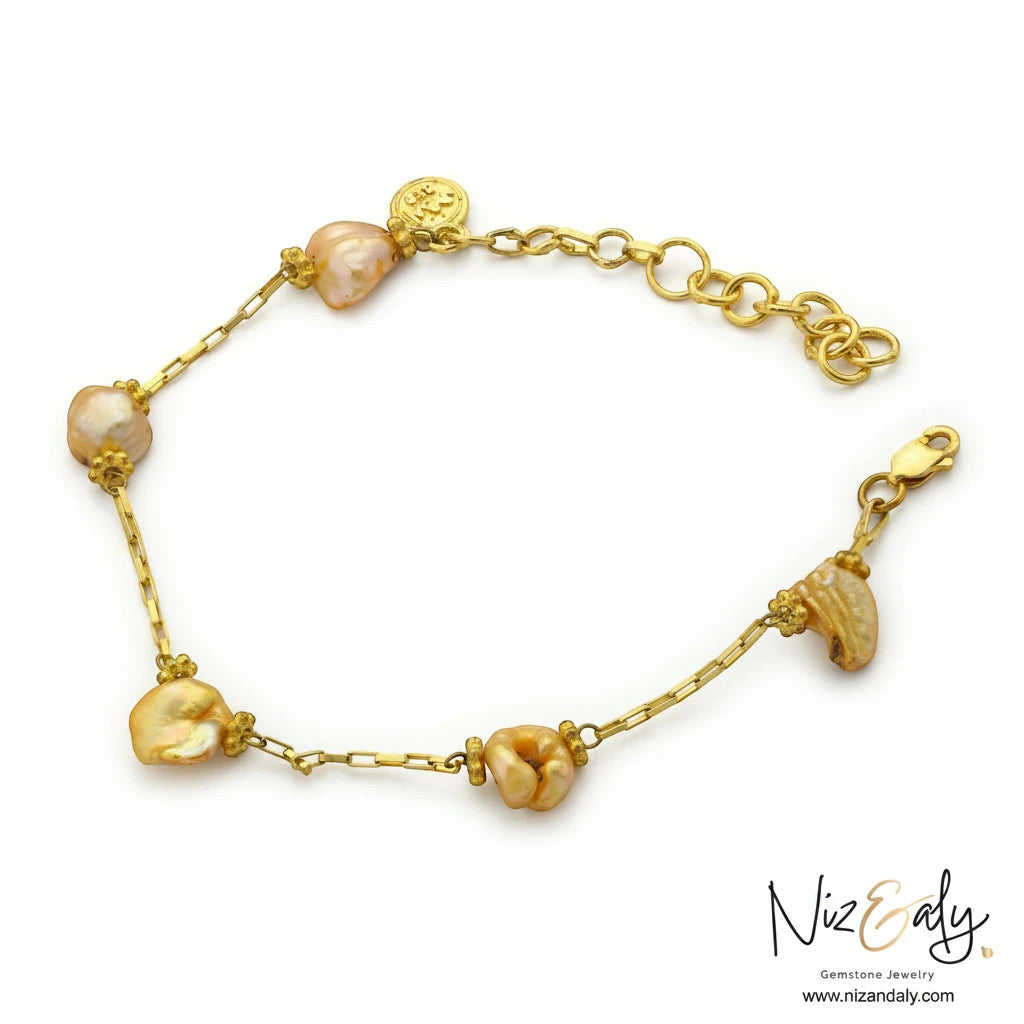 Niz & Aly golden freshwater pearl bracelet with irregular pearls on a 925 sterling silver gold-plated chain