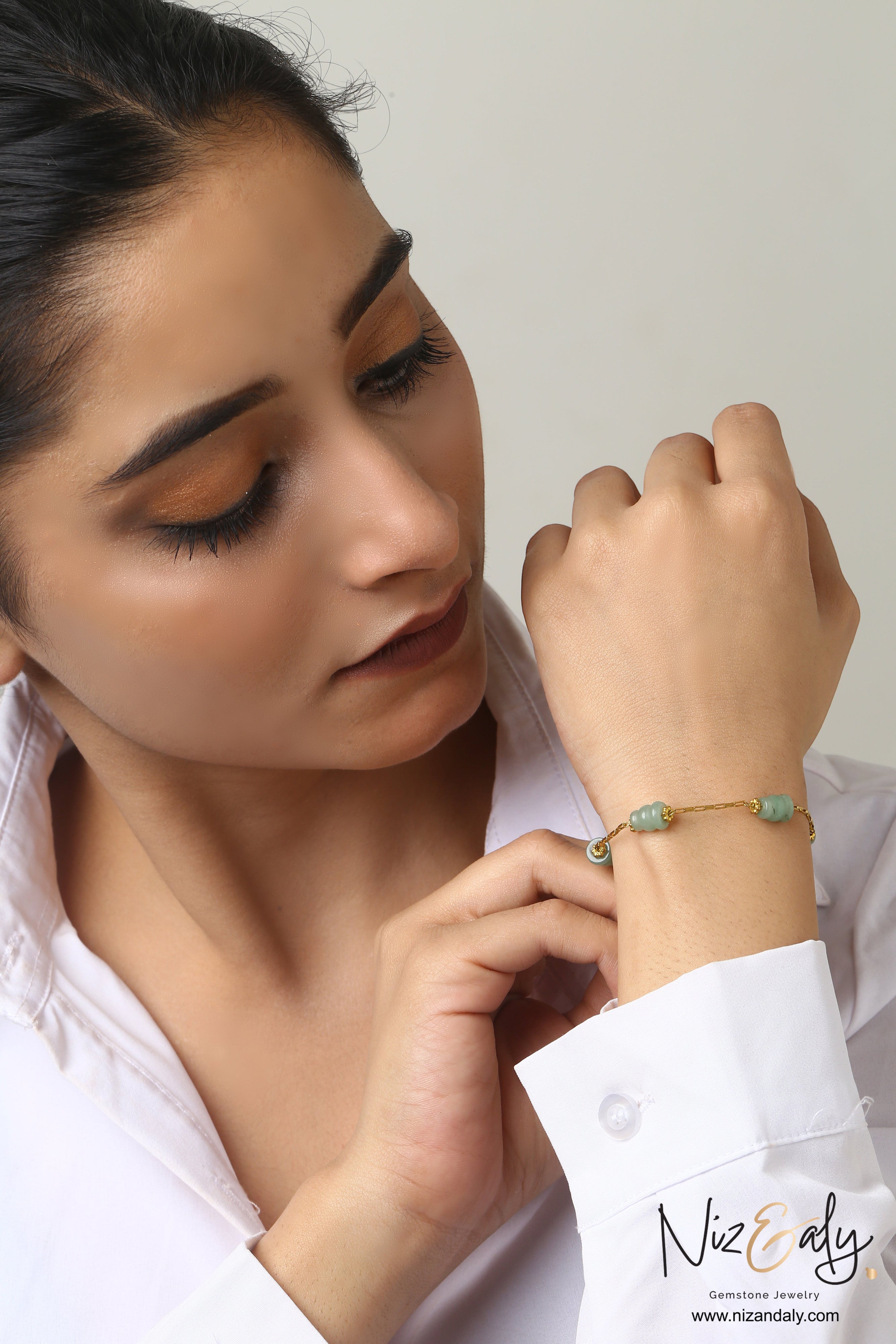 Niz & Aly green aventurine bead bracelet in gold-plated sterling silver worn on a woman's wrist