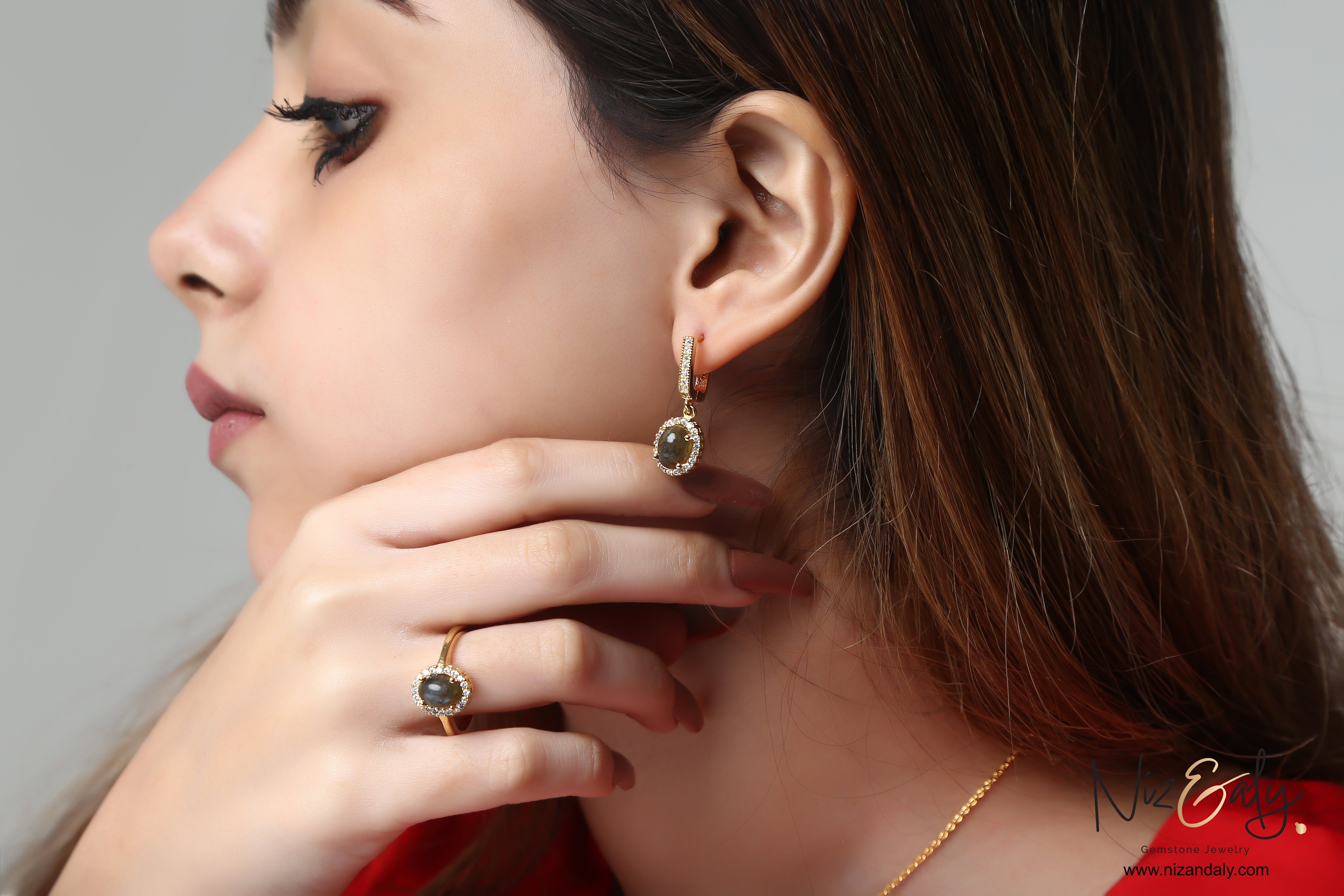 Niz & Aly oval dainty fire labradorite pendant set with gold plated 925 silver worn by a woman