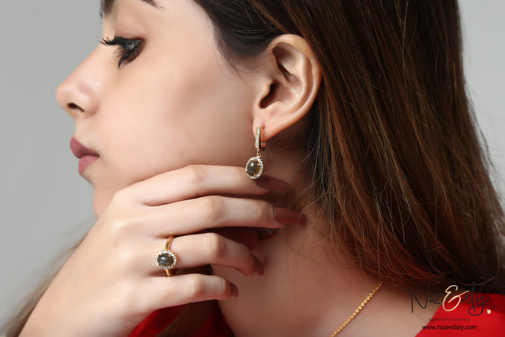 Niz & Aly oval dainty fire labradorite pendant set with gold plated 925 silver worn by a woman