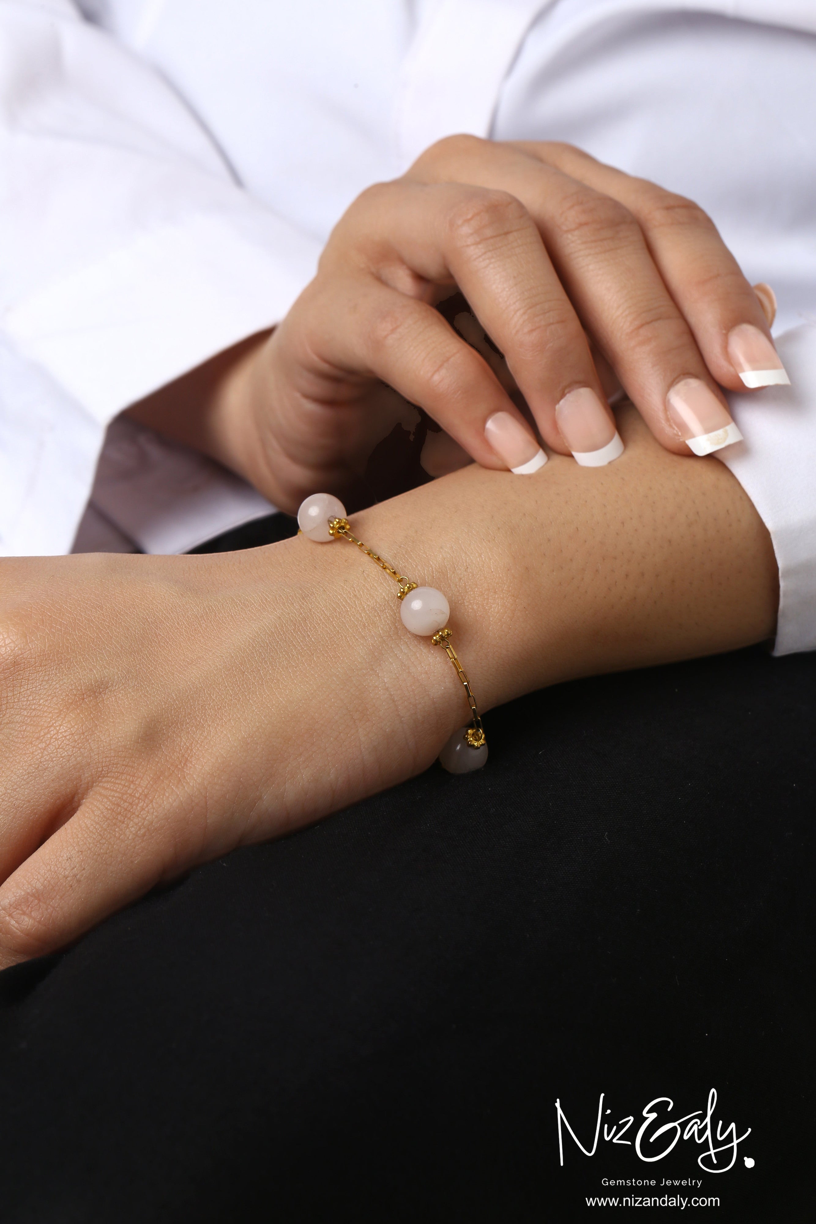Niz & Aly rose quartz bracelet featuring round pink gemstones on a delicate gold-plated 925 sterling silver chain.