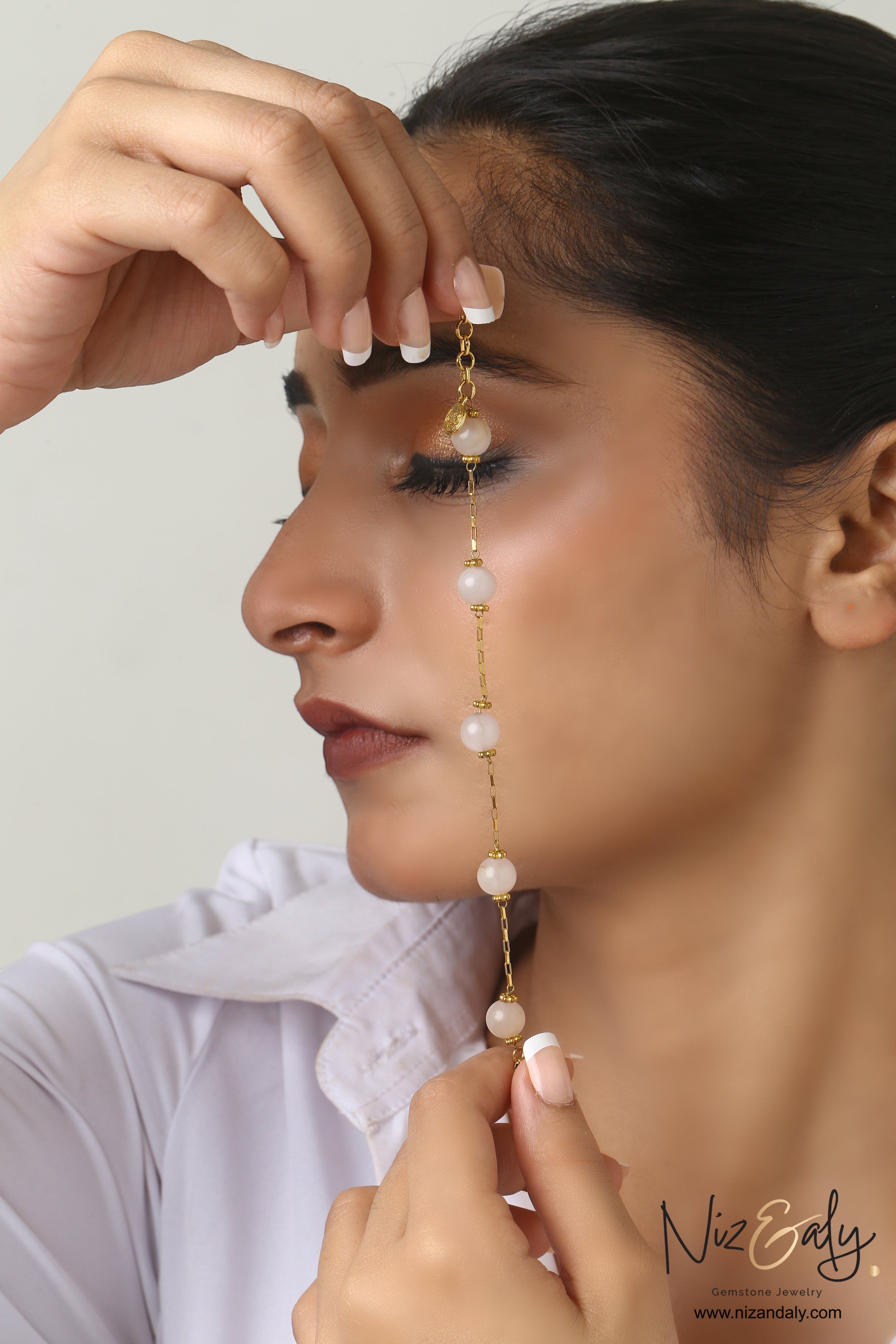 Niz & Aly rose quartz bracelet featuring soft pink gemstones on a gold-plated 925 sterling silver chain.