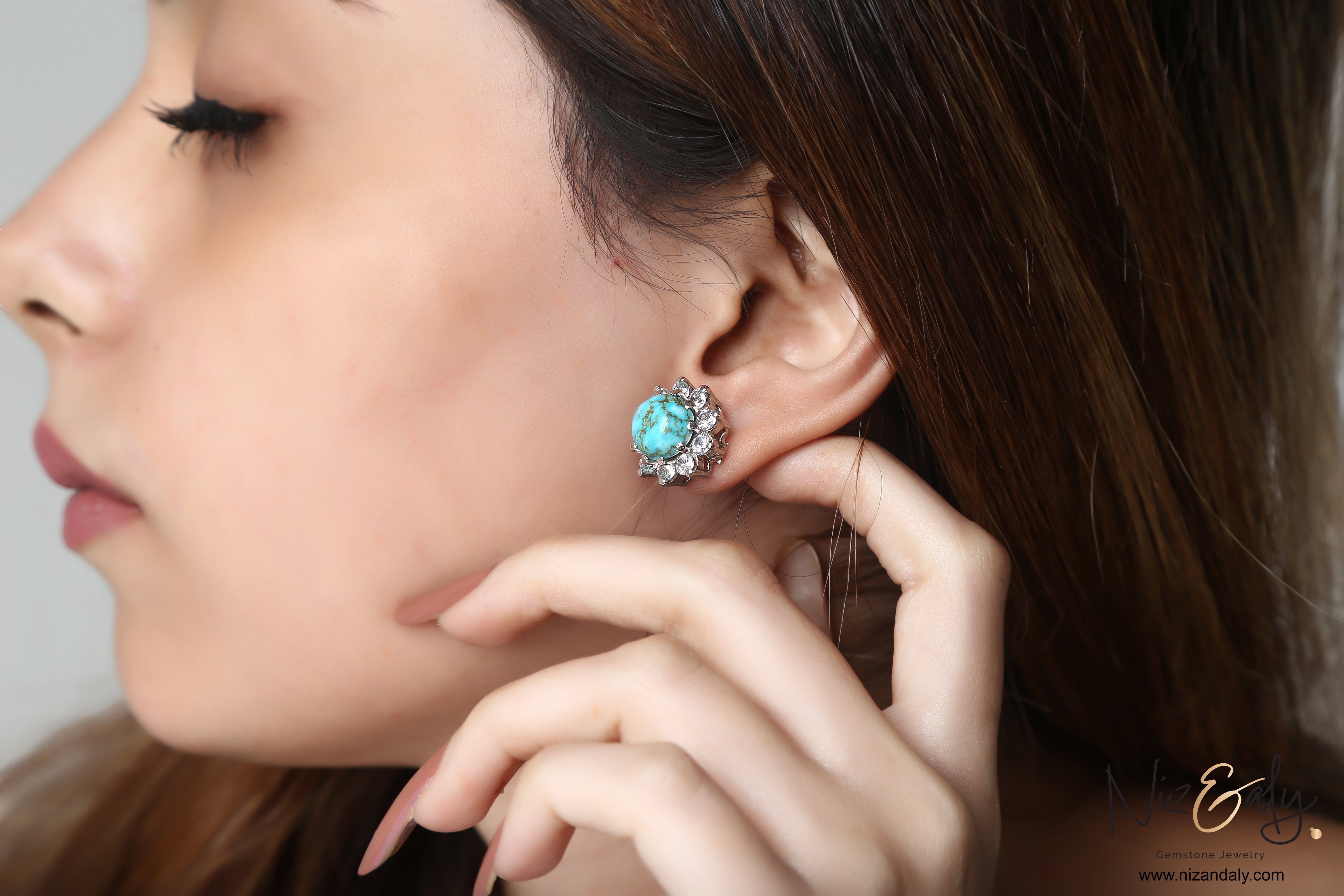 Niz & Aly round vintage Kingman turquoise ear stud with intricate matrix pattern worn by a woman
